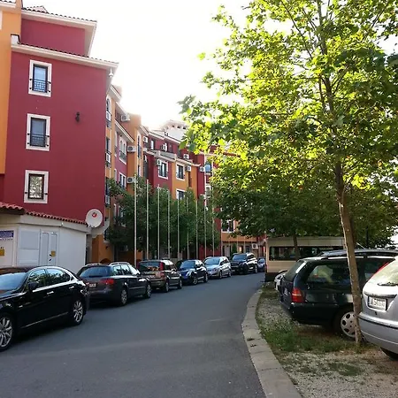 Menada In Marina Cape Равда
