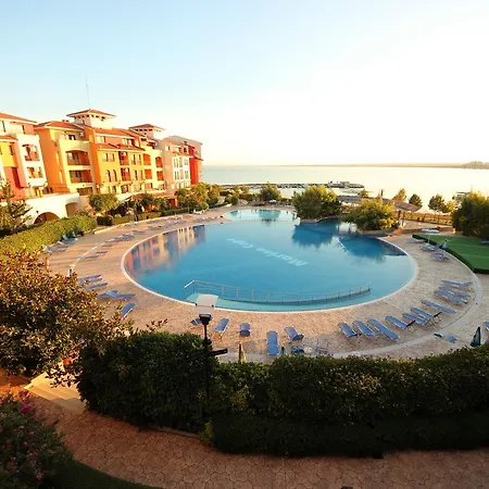 Menada In Marina Cape Равда